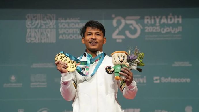 Atlet angkat besi (lifter) Muhammad Husni merebut tiga medali emas dalam ajang Islamic Solidarity Games (ISG) Riyadh 2025 di Riyadh, Arab Saudi, Sabtu 8 November 2025. (NOC Indonesia/Rifqy Priadiansyah)
