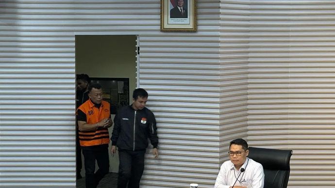 Pelaksana Tugas Deputi Penindakan dan Eksekusi Komisi Pemberantasan Korupsi Asep Guntur Rahayu (kanan) memperlihatkan Bupati Ponorogo, Jawa Timur, Sugiri Sancoko (kiri), sebagai tersangka kasus dugaan suap pengurusan jabatan, serta dugaan suap proyek pekerjaan di Rumah Sakit Umum Daerah Dr. Harjono Ponorogo dan penerimaan lainnya di lingkungan Pemerintah Kabupaten Ponorogo, di Gedung Merah Putih KPK, Jakarta, Minggu 9 November 2025. ANTARA/Rio Feisal