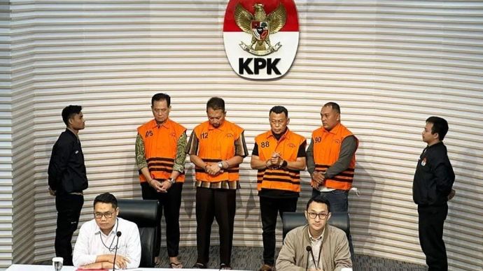 Pelaksana Tugas Deputi Penindakan dan Eksekusi Komisi Pemberantasan Korupsi Asep Guntur Rahayu (depan, kiri) bersama Juru Bicara KPK Budi Prasetyo (depan, kanan) memperlihatkan keempat tersangka dugaan suap pengurusan jabatan, serta dugaan suap proyek pekerjaan di Rumah Sakit Umum Daerah Dr. Harjono Ponorogo dan penerimaan lainnya di lingkungan Pemerintah Kabupaten Ponorogo, yakni atau rekanan RSUD Ponorogo di Gedung Merah Putih KPK, Jakarta, Minggu 9 November 2025. ANTARA/Rio Feisal/aa.
