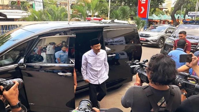 Menteri Sosial RI Syaifullah Yusuf meninjau korban ledakan SMAN 72 Jakarta yang masih dirawat di Rumah Sakit Islam Jakarta (RSIJ) Cempaka Putih, Jakarta Pusat, Minggu 9 November 2025. ANTARA/Mario Sofia Nasution/aa.