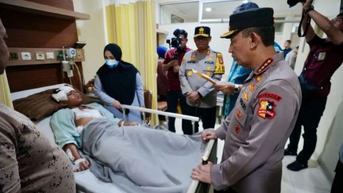 Kapolri Jenderal Polisi Listyo Sigit Prabowo (kanan) melihat kondisi salah satu korban ledakan SMAN 72 Jakarta yang dirawat di Rumah Sakit Islam (RSI) Cempaka Putih, Jakarta Pusat, Sabtu 8 November 2025. (ANTARA/HO-Dokumen Pribadi)