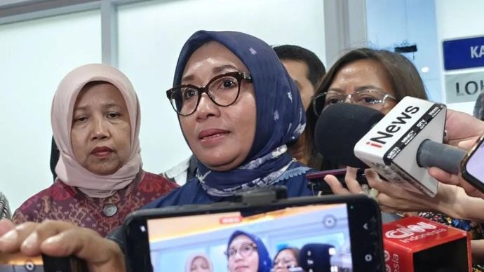 Menteri Pemberdayaan Perempuan dan Perlindungan Anak (PPPA) Arifah Fauzi memberikan keterangan selepas menjenguk siswa SMAN 72 Kelapa Gading yang menjadi korban ledakan di Rumah Sakit Islam Cempaka Putih, Jakarta, Sabtu 8 November 2025 malam. ANTARA/M Riezko Bima Elko Prasetyo