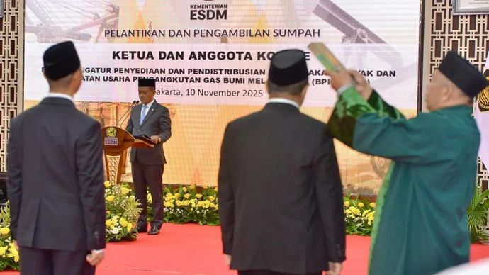 Menteri Energi dan Sumber Daya Mineral (ESDM) Bahlil Lahadalia (tengah) melantik anggota Komite BPH Migas, di Kantor Kementerian ESDM, Jakarta, Senin 10 November 2025. ANTARA/HO-ESDM