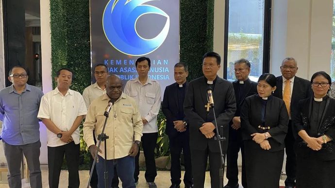 Menteri HAM Natalius Pigai (ketiga kiri) menyampaikan keterangan kepada pers usai menerima kunjungan pimpinan Huria Kristen Batak Protestan di Kantor Kementerian HAM, Jakarta, Rabu 5 November 2025. ANTARA/Fath Putra Mulya.