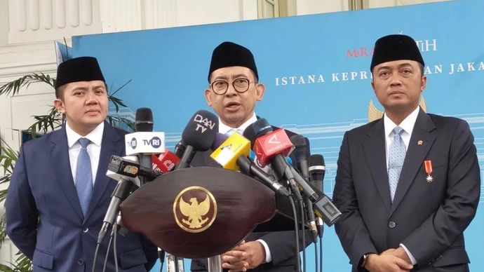 Menteri Kebudayaan sekaligus Ketua Dewan Gelar, Tanda Jasa, dan Tanda Kehormatan (GTK) Fadli Zon (dua kiri) memberikan pernyataan pers di Kompleks Istana Kepresidenan, Jakarta, Senin 10 November 2025. (ANTARA/Andi Firdaus)