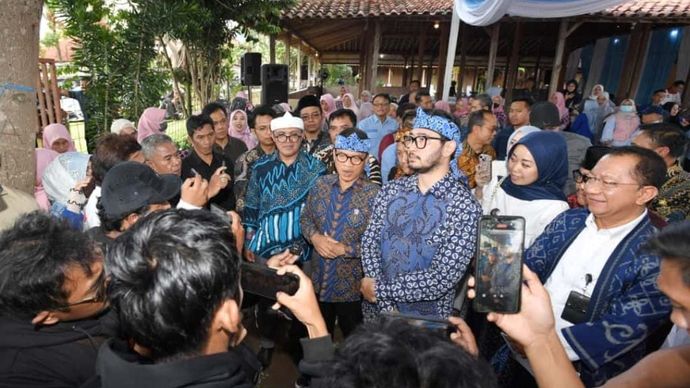 Menteri Desa dan Pembangunan Daerah Tertinggal (Mendes PDT) Yandri Susanto didampingi Bupati Bandung Barat Jeje Ritchie Ismail meninjau BUM Desa Duta Usaha Rancage Desa Cilame