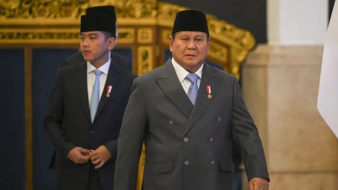 Presiden Prabowo Subianto (kanan) dan Wakil Presiden Gibran Rakabuming Raka (kiri) menghadiri upacara penganugerahan gelar pahlawan nasional di Istana Negara, Jakarta, Senin, 10 November 2025. Presiden Prabowo Subianto menganugerahkan pahlawan nasion
