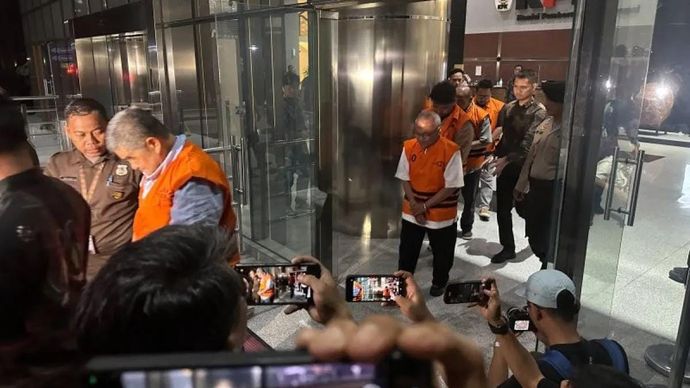 Lima tersangka kasus dugaan korupsi terkait pengelolaan dana program Pemulihan Ekonomi Nasional (PEN), serta pengadaan barang dan jasa di Pemerintah Kabupaten Situbondo, Jawa Timur, tahun 2021&ndash;2024 yang baru diumumkan dan langsung ditahan oleh Komisi Pemberantasan Korupsi, yakni (kiri-kanan) Tjahjono Gunawan, Roespandi, Adit Ardian, Amran Said, dan As'al Fany, berjalan menuju mobil tahan di Gedung Merah Putih KPK, Jakarta, Selasa 4 November 2025. ANTARA/Rio Feisal.