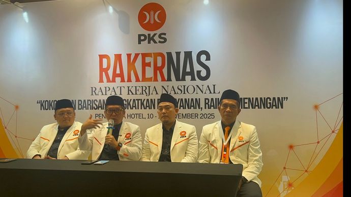 Presiden Partai Keadilan Sejahtera (PKS) Al Muzzammil Yusuf menyampaikan arah kebijakan partainya dalam Konferensi Pers Rapat Kerja Nasional (Rakernas) PKS 
