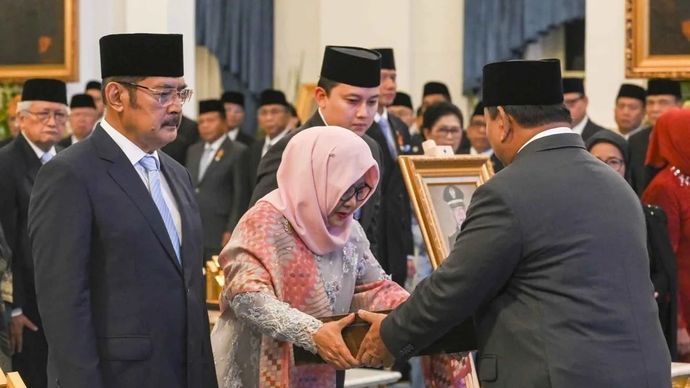 Presiden Prabowo Subianto (kanan) menyerahkan anugerah gelar pahlawan nasional kepada anak Jenderal Besar TNI Soeharto, Siti Hardijanti Rukmana (kedua kiri) dan Bambang Trihatmodjo (kiri) di Istana Negara, Jakarta, Senin, 10 November 2025. Presiden Prabowo Subianto menganugerahkan pahlawan nasional kepada 10 tokoh di antaranya K.H. Abdurrahman Wahid, Jenderal Besar TNI Soeharto, dan aktivis buruh Marsinah sebagai upaya pemerintah dalam menghormati jasa para pendahulu dan pemimpin bangsa yang dinilai telah memberikan kontribusi besar bagi negara. ANTARA FOTO/Hafidz Mubarak A/nym.
