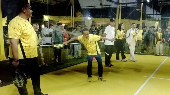 Ketua Umum DPP Partai Golkar Bahlil Lahadalia saat bermain padel di Yellow Racquet Club yang baru diresmikan di Kantor DPP Partai Golkar, Jakarta, Minggu 9 November 2025. (ANTARA/Bagus Ahmad Rizaldi)