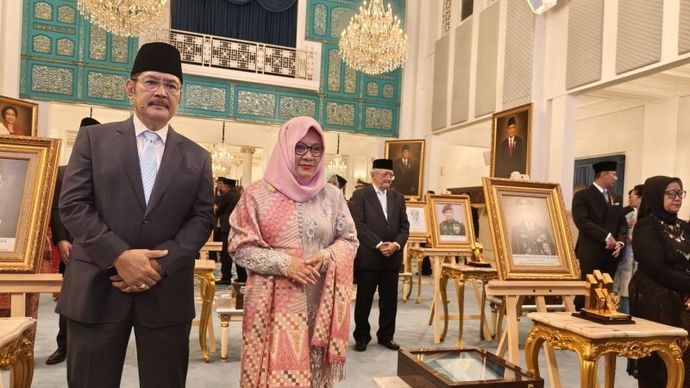 Siti Hardijanti Hastuti (Tutut Soeharto) didampingi Bambang Trihatmodjo menanggapi pro dan kontra penganugerahan gelar Pahlawan Nasional kepada ayahandanya, H. M. Soeharto di Istana Negara, Jakarta, Senin (10/11/2025). 