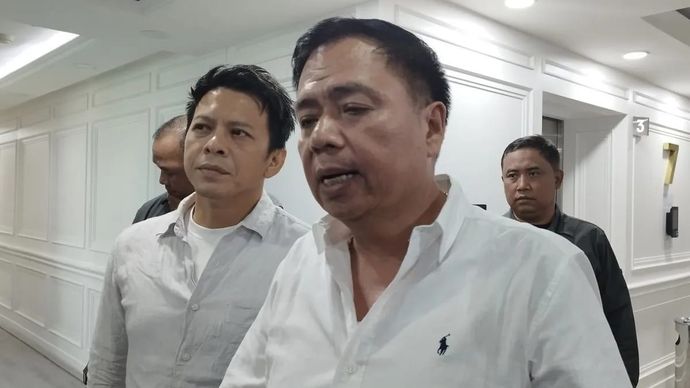 Ketua Komisi V DPR RI Lasarus bersama Ariel Noah saat diwawancarai di kompleks parlemen, Jakarta, Senin 10 November 2025. (ANTARA/Bagus Ahmad Rizaldi)
