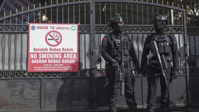 Dua personel Gegana Brimob Polda Metro Jaya berjaga di tempat terjadinya ledakan di SMAN 72 Jakarta, Jakarta, Jumat (7/11/2025). Polda Metro Jaya menyebutkan sebanyak 55 orang mengalami luka-luka dalam ledakan yang terjadi di SMA Negeri 72 Jakarta, Kelapa Gading Barat, Jakarta Utara, pada Jumat siang. ANTARA FOTO/Ika Maryani/foc/pri.