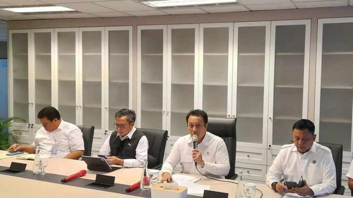 Wamen LH/Wakil Kepala BPLH Diaz Hendropriyono (dua dari kanan) dalam konferensi pers terkait penanganan kontaminasi Cesium-137 (Cs-137) pada produk cengkih milik PT NJS di Jakarta, Selasa, 11 November 2025. ANTARA/Lintang Budiyanti Prameswari.