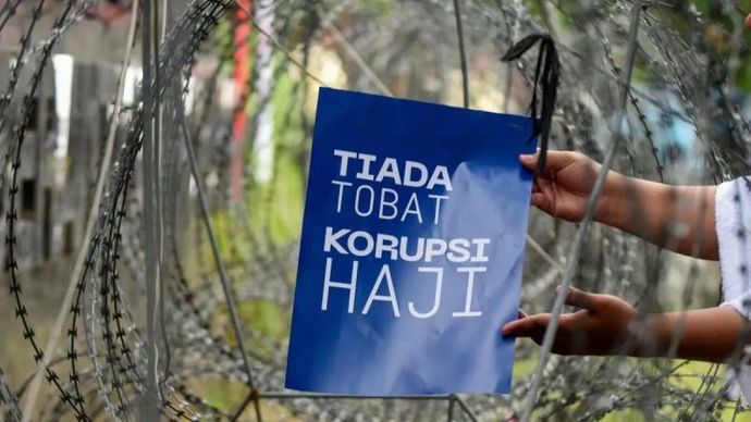 Pegiat antikorupsi dari Indonesia Corruption Watch (ICW) menggelar aksi seusai melaporkan kasus dugaan korupsi penyelenggaraan haji 1446 H/2025 M di Gedung Merah Putih KPK, Jakarta, Selasa (5/8/2025). ICW melaporkan tiga orang dari Kementeria Agama terkait dugaan korupsi penyelenggaran ibadah haji 1446H/2025 salah satunya berupa pemotongan porsi makanan jamaah haji yang diperkirakan menimbulkan kerugian keuangan negara sebesar Rp255 miliar. ANTARA FOTO/Indrianto Eko Suwarso/bar