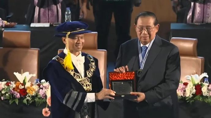 Rektor ITS Prof Bambang Pramujati memberikan penghargaan tertinggi 10 November kepada Presiden keenam Republik Indonesia (RI) Susilo Bambang Yudhoyono (SBY) di Graha ITS, Surabaya, Selasa 11 November 2025. ANTARA/Willi Irawan