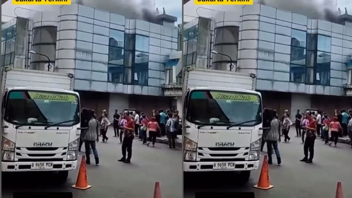 Sebuah bangunan ruko diduga toko kain terbakar di Jalan Fatmawati Raya, Jakarta Selatan samping Lotte Mart Fatmawati pagi ini, Selasa (11/11/2025). Saat ini sedang dalam proses pemadaman oleh petugas Damkar.