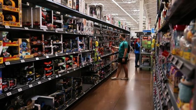Orang-orang berbelanja di toko Walmart di Rosemead, California, Amerika Serikat, pada 15 Mei 2025. ANTARA/Xinhua/Qiu Chen