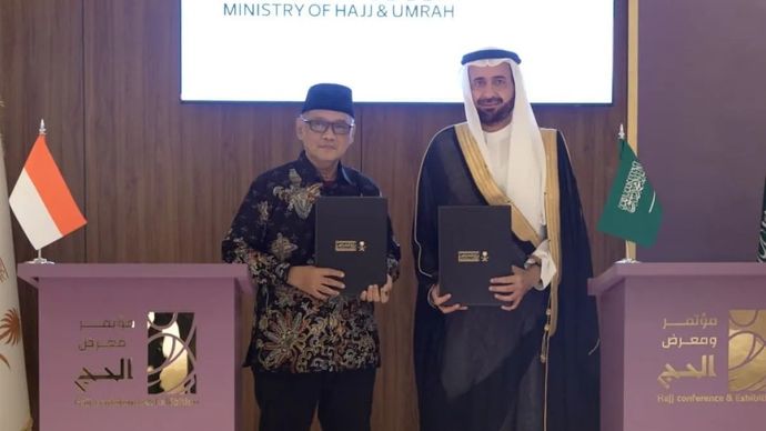 Menteri Haji dan Umrah RI Mochamad Irfan Yusuf bersama Menteri Haji Arab Saudi Tawfiq F. Al Rabiah menunjukkan dokumen penyelenggaraan haji 2026. ANTARA/HO-Kemenhaj