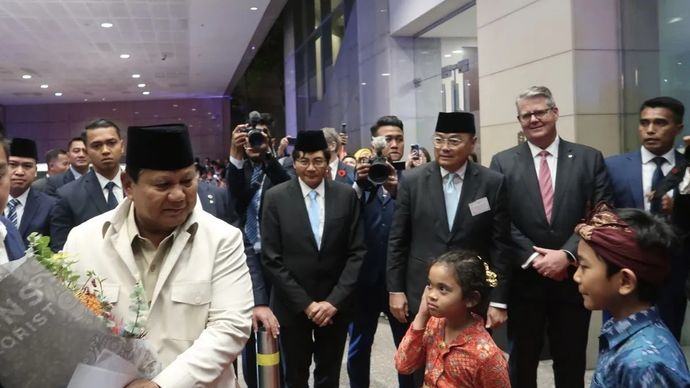 Presiden RI Prabowo Subianto menerima karangan bunga dari anak diaspora saat tiba di hotel tempat bermalam di Sydney, Australia, Selasa malam waktu setempat, 11 November 2025 . ANTARA/Mentari Dwi Gayati.
