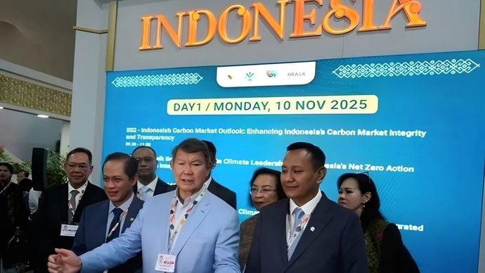Wamenhut Rohmat Marzuki (depan, kanan), Utusan Khusus Presiden Bidang Energi dan Perubahan Iklim Hashim Djojohadikusumo (depan, kedua dari kanan) dalam peresmian Paviliun Indonesia dalam rangkaian kegiatan COP30 di Brasil, Senin 10 November 2025. ANTARA/HO-Kemenhut.