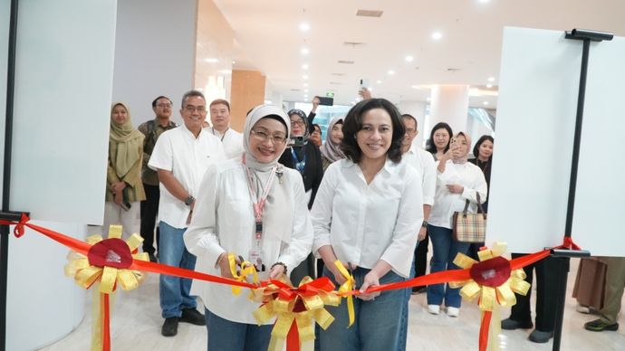 CEO AdMedika Dian Prambini (kiri) dan Plh. Direktur Utama RSUP Kemenkes Surabaya dr. Martha Muliana L.S., SH., MARS., M.H.Kes (kanan) saat prosesi pemotongan Pita Launching AdMedika VIP Lounge di RSUP Kemenkes Surabaya.