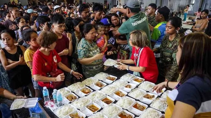 Warga menerima makanan saat mengungsi dari Topan Super Fung-wong di pusat evakuasi, Manila, Filipina, Senin (10/11/2025). Topan Super Fung-wong mendarat di Provinsi Aurora di bagian timur Pulau Luzon, Filipina pada Minggu malam. /ANTARA FOTO/Xinhua/Rouelle Umali/rwa.
