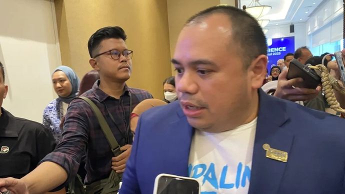 Chief Investment Officer (CIO) BPI Danantara Indonesia Pandu Sjahrir menjawab pertanyaan media usai pembukaan dan konferensi pers Bulan Fintech Nasional (BFN) 2025 di Wisma Danantara, Jakarta, Selasa, 11 November 2025. ANTARA/Rizka Khaerunnisa