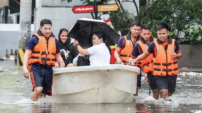 Tim penyelamat menggunakan perahu untuk mengevakuasi warga dari daerah yang terendam banjir di Kota Navotas, Filipina, 10 November 2025. Topan Super Fung-wong menerjang Provinsi Aurora di bagian timur Pulau Luzon, Filipina, pada Minggu malam. Fung-wong adalah siklon tropis ke-21 yang melanda Filipina tahun ini, melampaui rata-rata 20 badai tahunan di negara tersebut. ANTARA/Xinhua/Rouelle Umali.