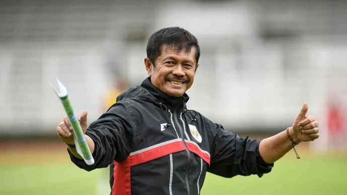 Pelatih sepak bola Timnas Indonesia U-23 Indra Sjafri berpose saat sesi latihan di Stadion Madya, Kompleks GBK, Senayan, Jakarta, Selasa, 11 November 2025. Dalam pemusatan latihan Timnas Indonesia tersebut telah bergabung satu pemain Liga Dua Yunani GS Ilioupolis Luke Xavier Keet serta dua pemain Liga Utama Filipina Aguilas-Umak Reycredo Beremanda dan Muhammad Mishbah. ANTARA FOTO/Muhammad Adimaja/YU.