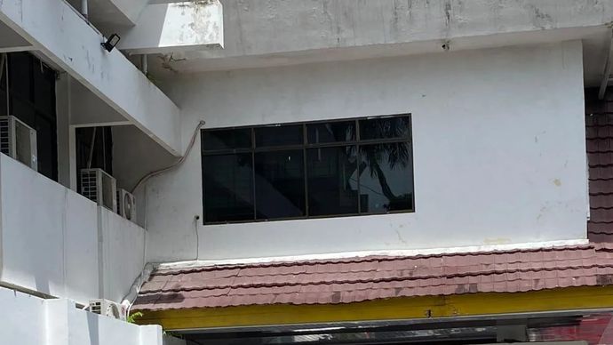 Suasana sejumlah minibus tim KPK yang parkir di Halaman Kantor BPKAD Riau untuk melakukan penggeledahan. ANTARA/Bayu Agustari Adha