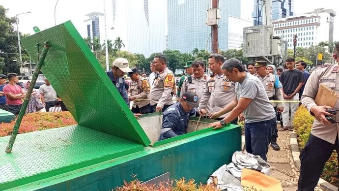 Petugas saat mengevakuasi jenazah korban dari di dalam bak kontrol air mancur Patung Kuda, Jakarta, Rabu 12 November 2025. ANTARA/HO-Humas Polres Metro Jakpus