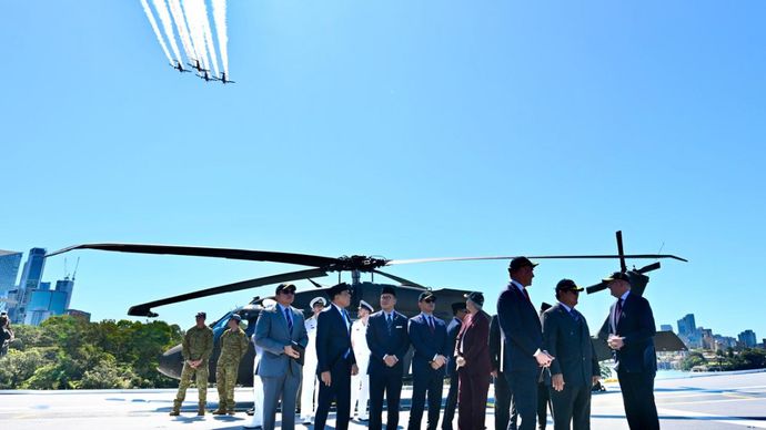 Presiden Republik Indonesia Prabowo Subianto meninjau langsung Kapal HMAS Canberra di Garden Island Naval Base, Australia