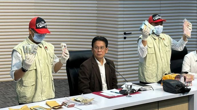 Wakil Ketua Komisi Pemberantasan Korupsi Johanis Tanak (tengah) memperhatikan kedua petugas yang memegang sejumlah uang yang disita terkait kasus dugaan pemerasan di lingkungan Pemerintah Provinsi Riau tahun anggaran 2025, di Gedung Merah Putih KPK, Jakarta, Rabu, 5 November 2025. (ANTARA/Rio Feisal)
