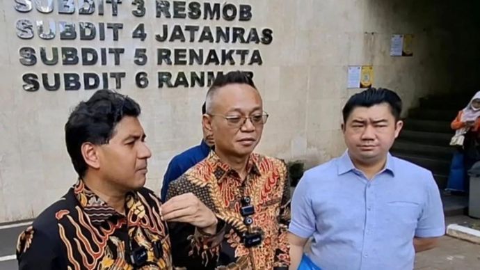 Pelapor kasus fitnah tuduhan ijazah palsu presiden ke-7 RI, Joko Widodo, Ade Darmawan (tengah) dan Lechumanan (kiri) saat menyambangi Polda Metro Jaya, Rabu 12 November 2025. ANTARA/Ilham Kausar