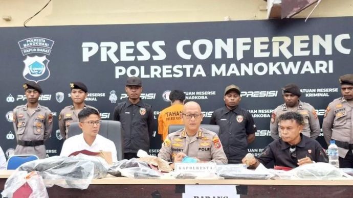 Kepolisian Resor Kota Manokwari menggelar konferensi pers pengungkapan kasus tindak pidana pembunuhan terhadap istri salah satu pegawai KPP Pratama Manokwari di Manokwari, Papua Barat, Rabu 12 November 2025. ANTARA/Fransiskus Salu Weking