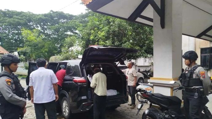 Tim KPK menggeledah mobil dinas milik Kepala Disbudparpora Ponorogo di Ponorogo, Jawa Timur, Rabu 12 November 2025. ANTARA/HO -Prastyo