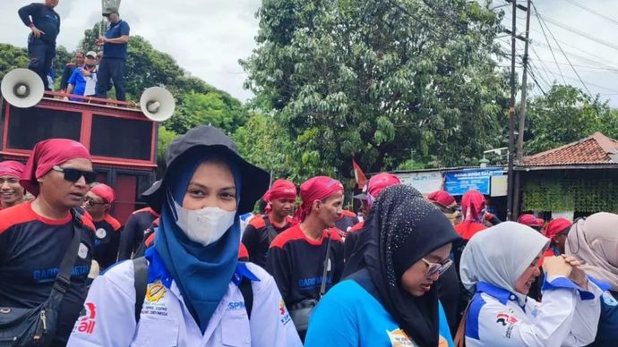 Aksi protes sejumlah anggota Pimpinan Unit Kerja Serikat Pekerja Dirgantara Digital dan Transportasi (PUK SPDT FSPMI) PT Transjakarta di depan Kantor Transjakarta, Jakarta Timur, Rabu (12/11/2025). ANTARA/Siti Nurhaliza