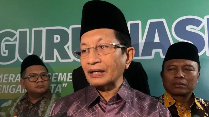 Menteri Agama (Menag) Nasaruddin Umar (tengah) saat memberikan keterangan di UIN Siber Syekh Nurjati Cirebon, Jawa Barat, Rabu 12 November 2025. ANTARA/Fathnur Rohman.