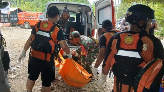 Tim SAR gabungan saat mengevakuasi korban akibat feri tenggelam di Ujoh Halang, Kutai Barat, Kaltim, Rabu (12/11). ANTARA/ HO- KPP Balikpapan