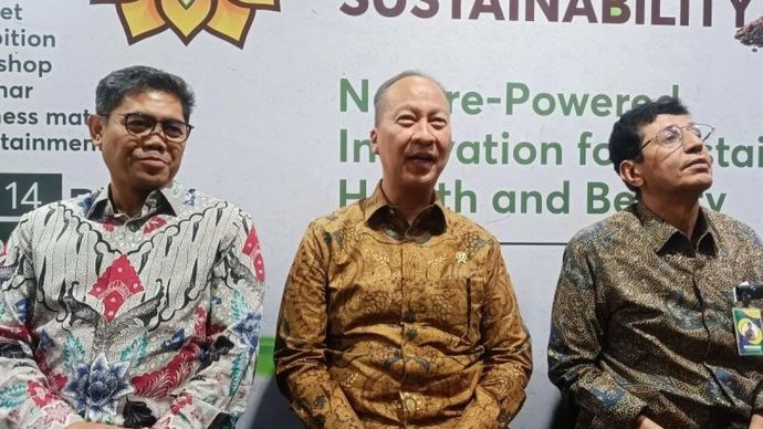 Menteri Perindustrian (Menperin) Agus Gumiwang Kartasasmita (tengah) ditemui di Jakarta, Rabu 12 November 2025. (ANTARA/Muzdaffar Fauzan)