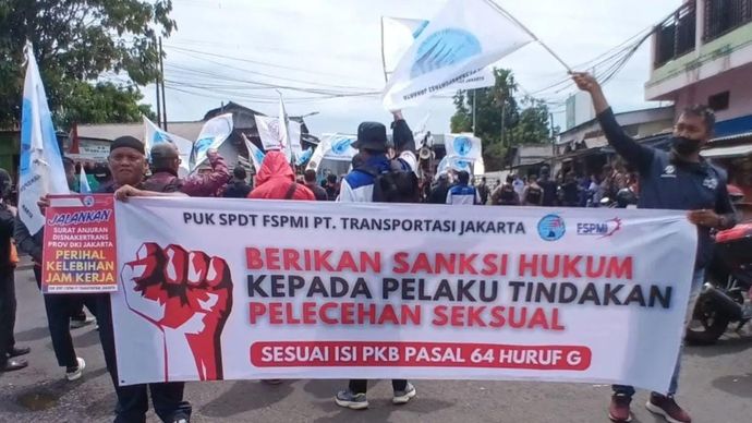 Aksi protes sejumlah anggota Pimpinan Unit Kerja Serikat Pekerja Dirgantara Digital dan Transportasi (PUK SPDT FSPMI) PT Transjakarta di depan kantor Transjakarta, Jakarta Timur, Rabu 12 November 2025. (ANTARA/Siti Nurhaliza)