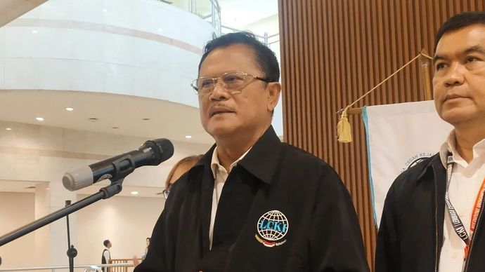 Mantan Kapolri Jenderal Polisi (Purn.) Tan Sri Da&rsquo;i Bachtiar berbicara dengan awak media di kawasan Jakarta Selatan, Rabu, 12 November 2025. ANTARA/Nadia Putri Rahmani