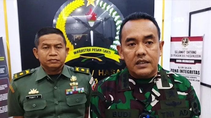 Kapendam Kodam XIV Hasanuddin Kolonel (Kav) Budi Wirman (kanan) didampingi jajarannya menjawab pertanyaan wartawan terkkait dugaan pelanggaran anggota TNI yang di proses Pomda kepada wartawan di Markas Kodam XIV Hasanuddin, Makassar, Sulawesi Selatan.  ANTARA/Darwin Fatir.