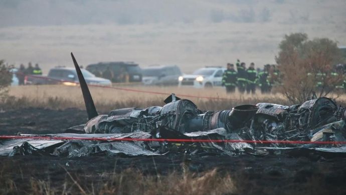Puing-puing terlihat di lokasi kecelakaan pesawat kargo militer Turki di kotamadya Sighnaghi, Georgia, dekat perbatasan Azerbaijan pada hari Rabu, 12 November 2025. (Foto AP/Zurab&nbsp;Tsertsvadze)
