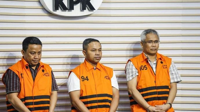 Gubernur Riau Abdul Wahid (tengah), Tenaga Ahli Gubernur Riau Dani M Nursalam (kiri), dan Kepala Dinas Pekerjaan Umum, Penataan Ruang, Perumahan, Kawasan Permukiman dan Pertanahan (PUPR PKPP) Provinsi Riau M Arief Setiawan (kanan) mengenakan rompi tahanan usai menjalani pemeriksaan di Gedung Merah Putih KPK, Jakarta, Rabu (5/11/2025). KPK menahan tiga tersangka kasus dugaan korupsi dalam bentuk pemerasan di lingkungan Pemprov Riau tahun anggaran 2025 dan menyita uang senilai Rp1,6 miliar terdiri dari 9.000 paun dan 3.000 dolar AS. ANTARA FOTO/Asprilla Dwi Adha/ba