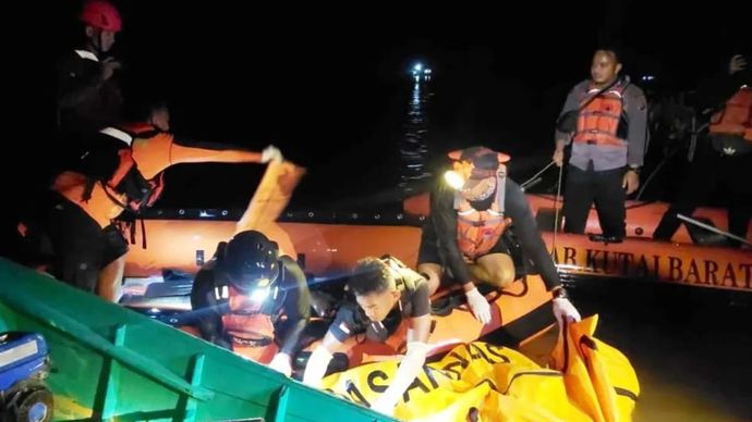 SAR gabungan saat mengevakuasi korban terakhir, atas tenggelamnya feri di Sungai Mahakam, Kutai Barat, Kaltim, pada Rabu malam 12 November 2025, pukul 22.19 Wita. ANTARA/ HO- Kantor SAR Balikpapan
