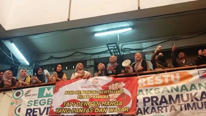 Pedagang obat dan alat kesehatan menggelar protes saat Perumda Pasar Jaya melakukan penutupan sementara kios di Pasar Pramuka, Matraman, Jakarta Timur, Kamis, 13 November 2025. ANTARA/Siti Nurhaliza.