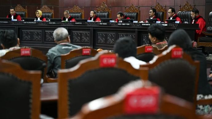 Mahkamah Konstitusi (MK) menegaskan anggota Kepolisian Negara Republik Indonesia (Polri) yang menduduki jabatan di luar kepolisian alias jabatan sipil harus mengundurkan diri atau pensiun dari dinas kepolisian. ANTARA FOTO/Fuzan.